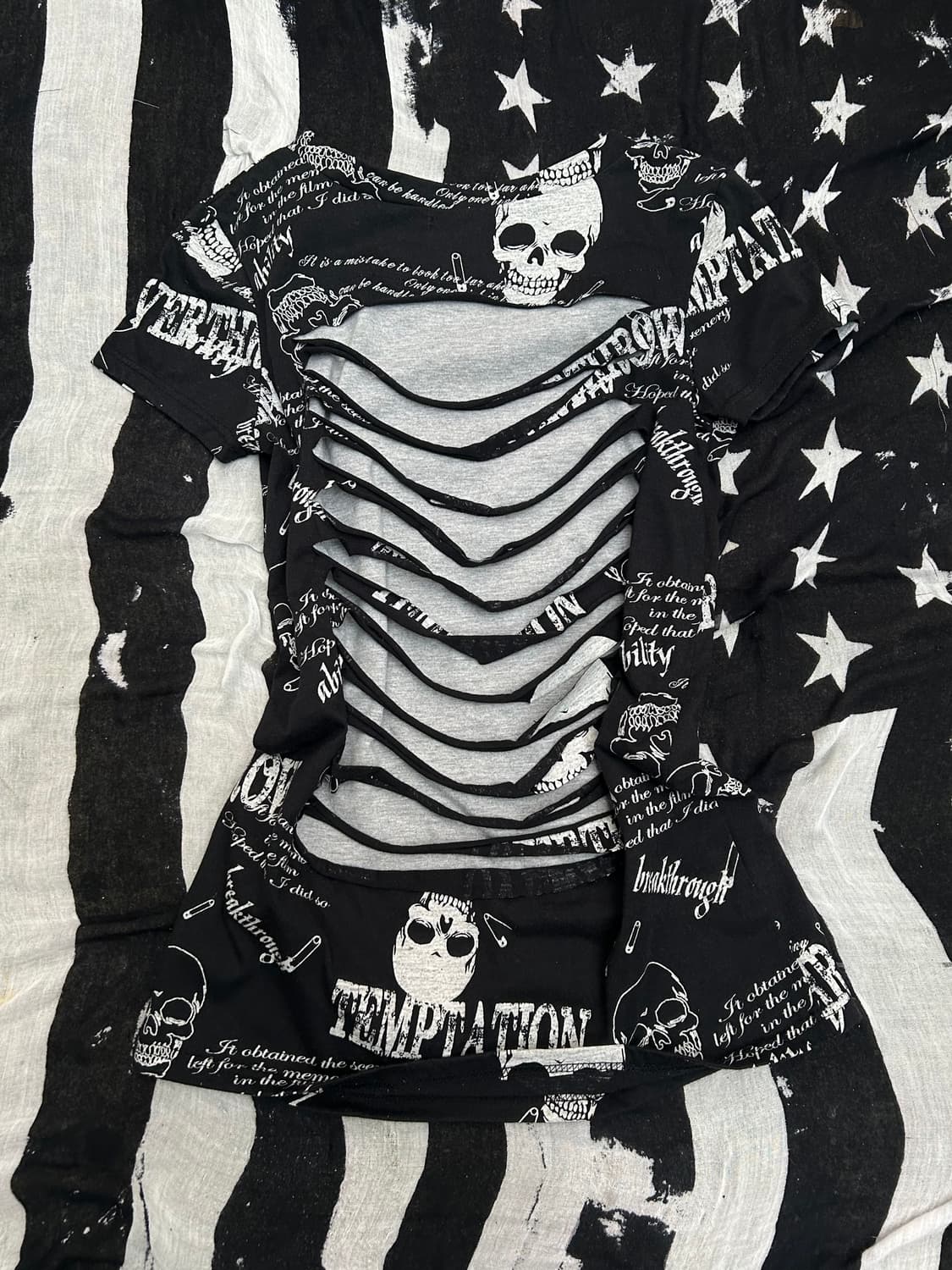 *rare design* 2000s 펑크 거미줄 데미지 스컬 딱붙 티셔츠 상품이미지1