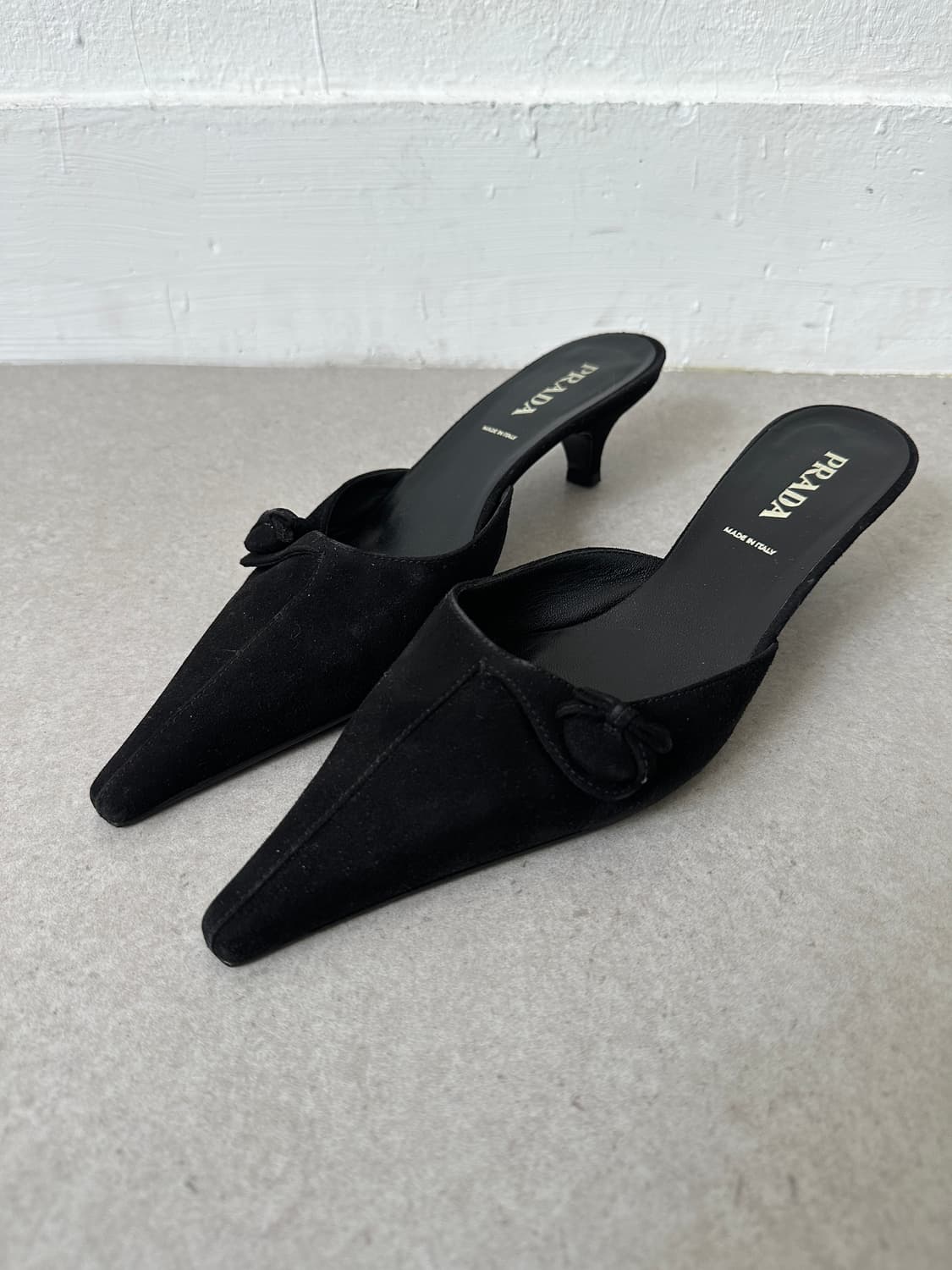 프라다 2000s 블랙 리본 스웨이드 나이프힐 뮬 상품이미지4