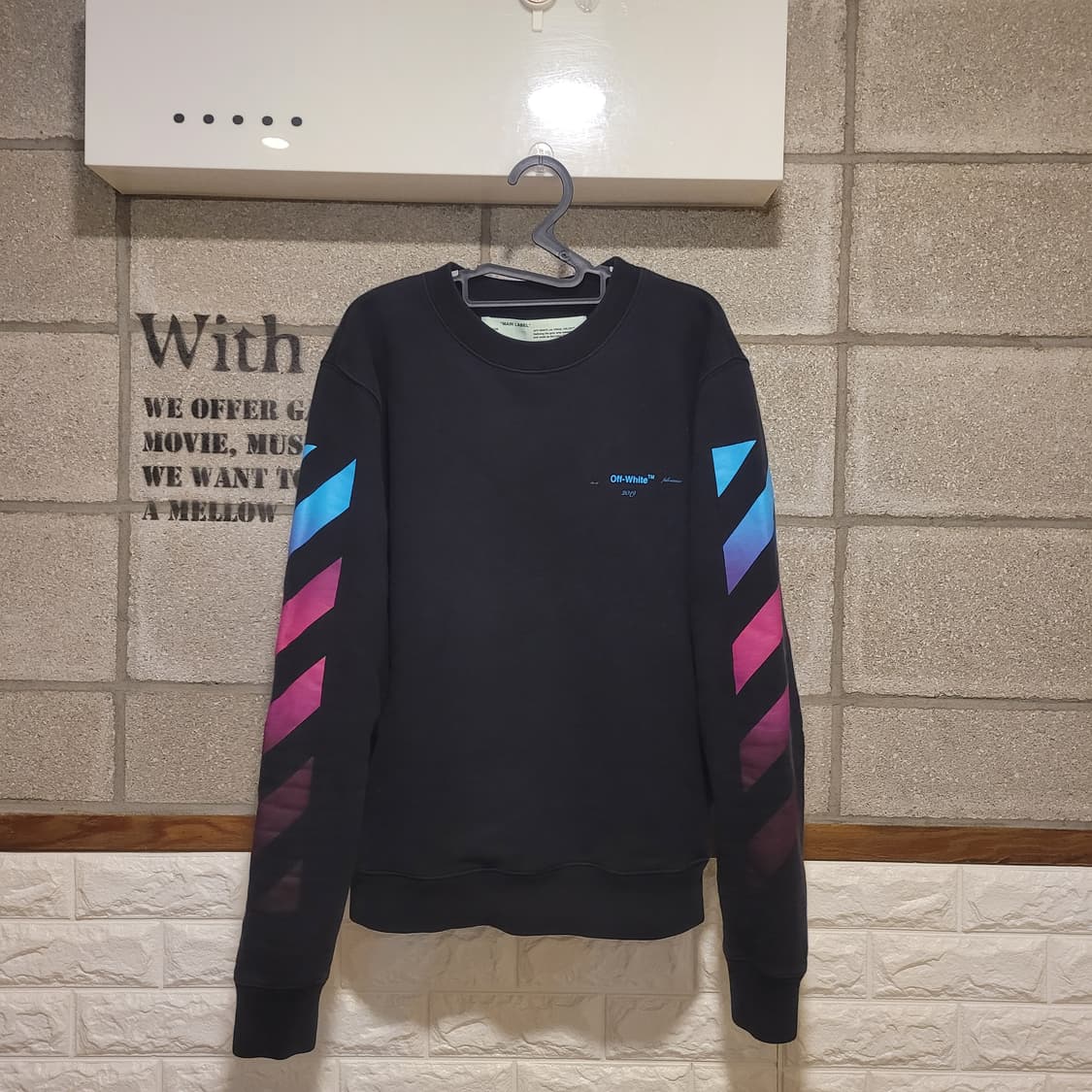 오프화이트 18FW 애로우 맨투맨 M 상품이미지1