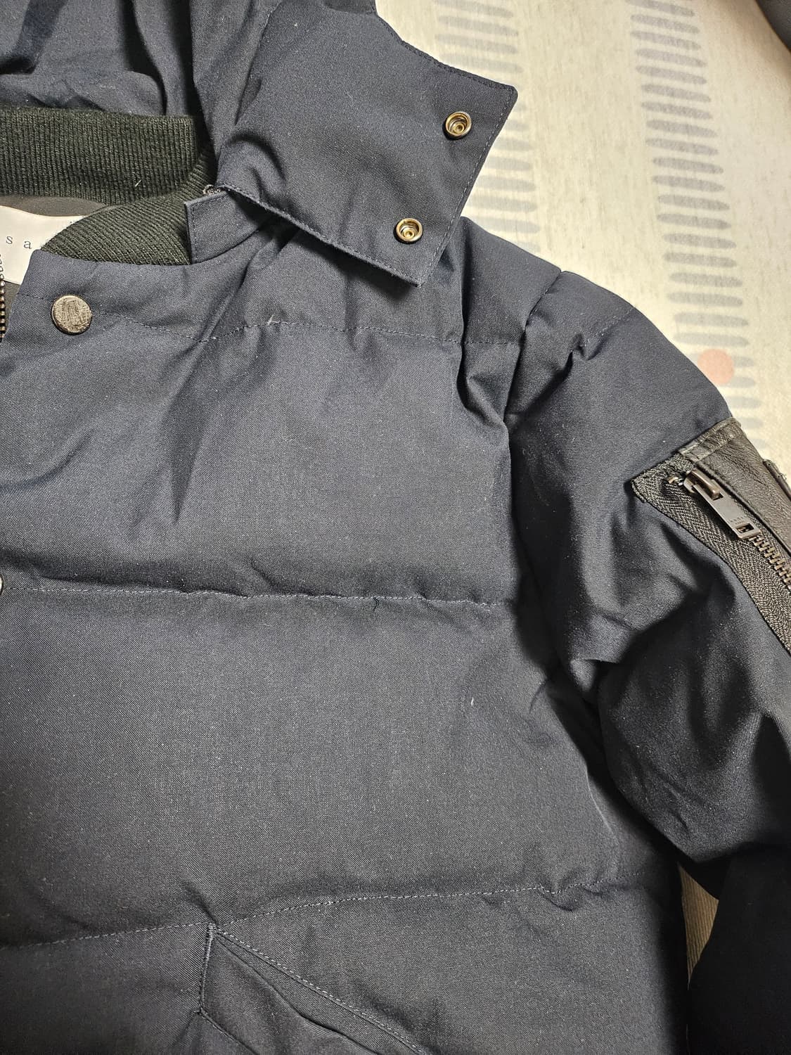 산드로 네이비 가죽 포켓 패딩 상품이미지3