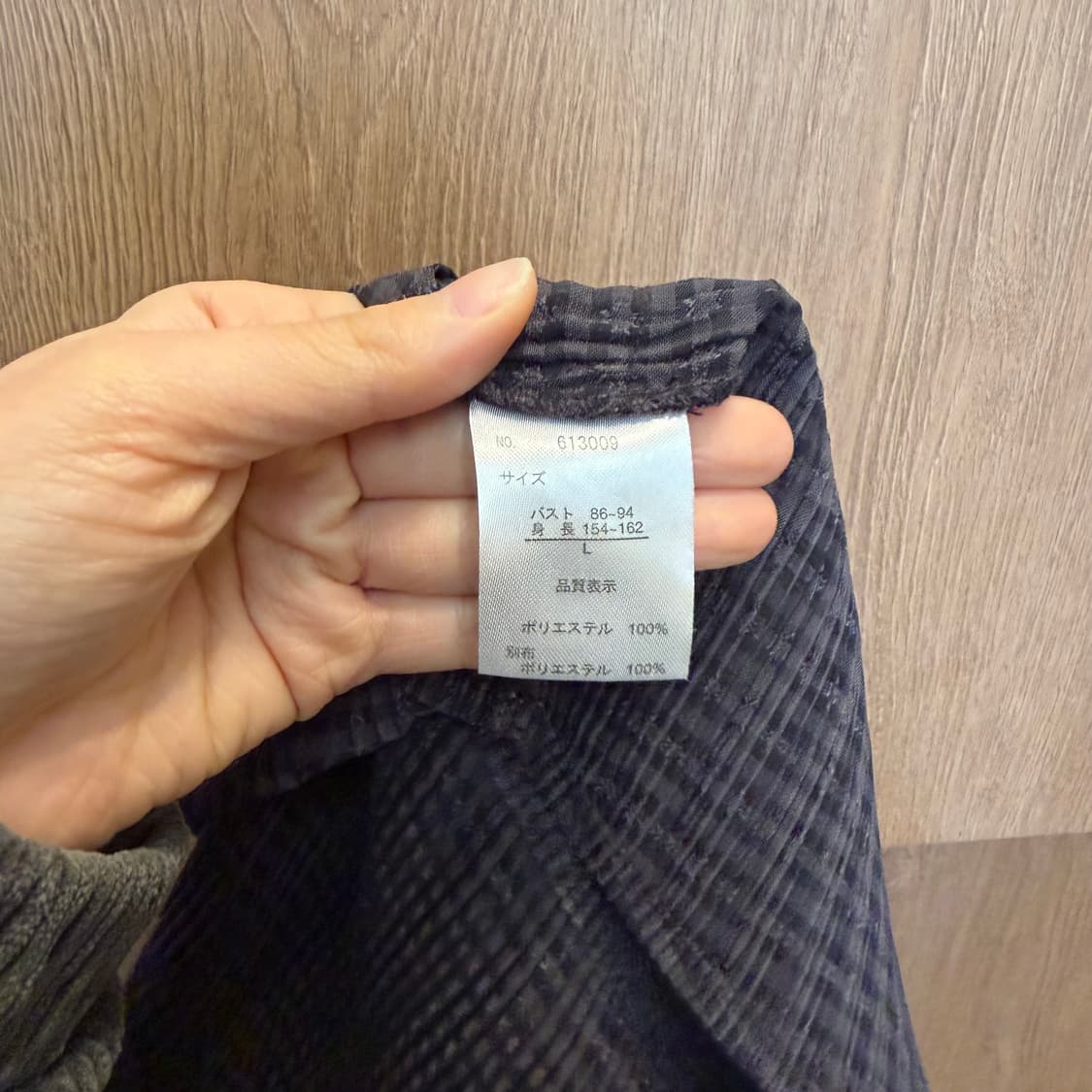 빈티지 라운드넥 플리츠 블라우스 7부 소매 디테일 레귤러핏 블랙 상품이미지5