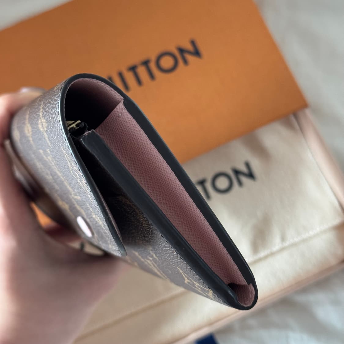 루이비통 모노그램 에밀리 장지갑 상품이미지3