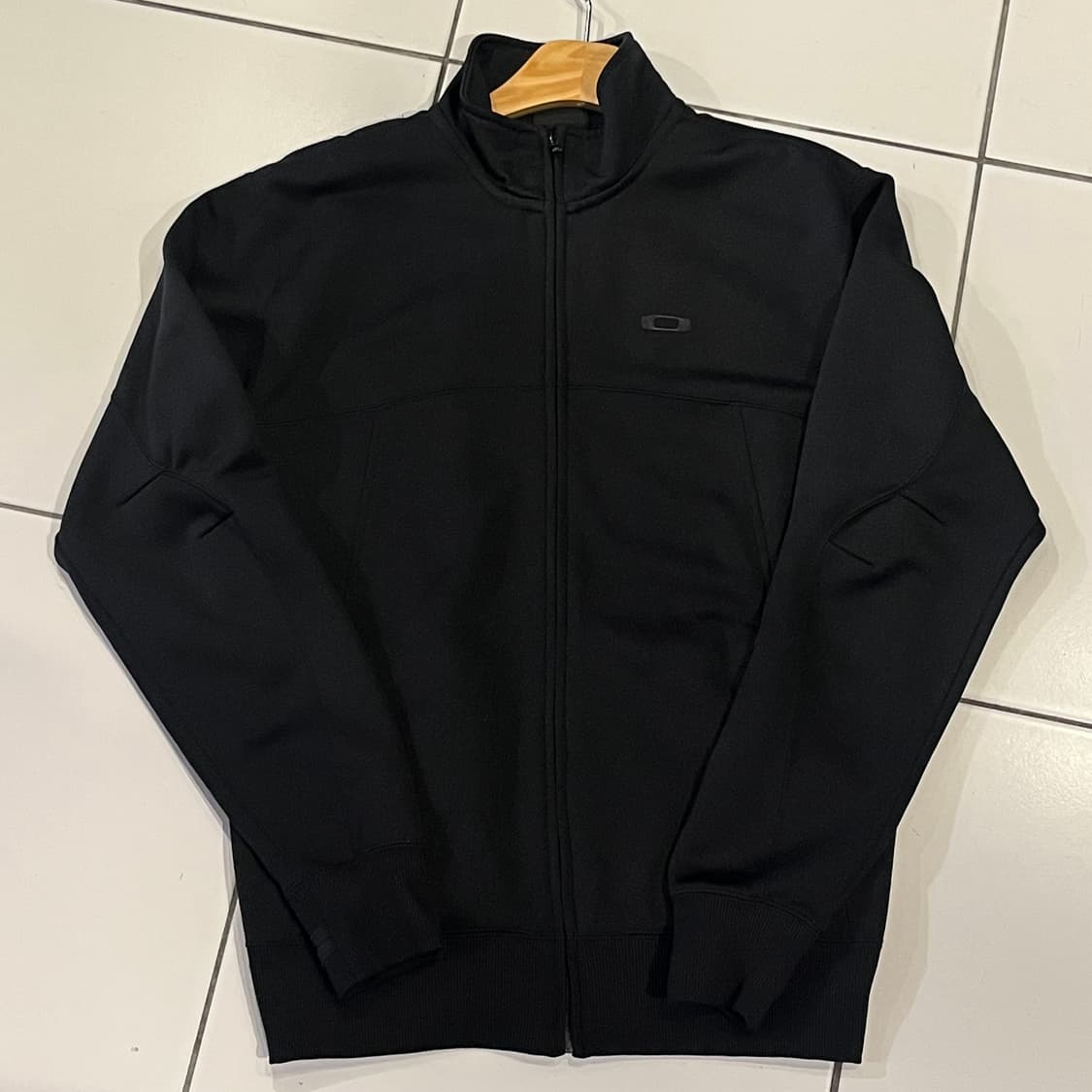 오클리 블랙 미니멀 트랙탑 상품이미지1