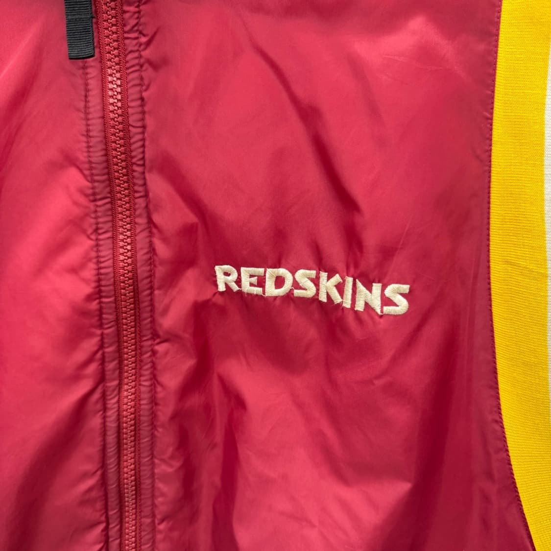 90s NFL X 워싱턴 레드스킨스 크롭 후드 점퍼 버건디 옐로 배색 상품이미지5