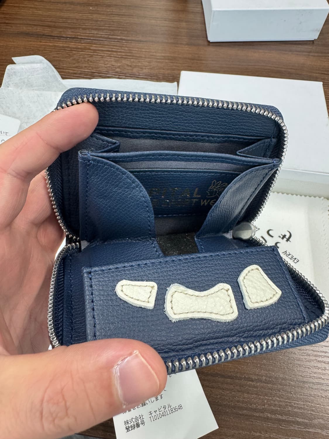 캐피탈 떰즈 업 본 핸드 집 미니 월렛 네이비 색상 상품이미지4