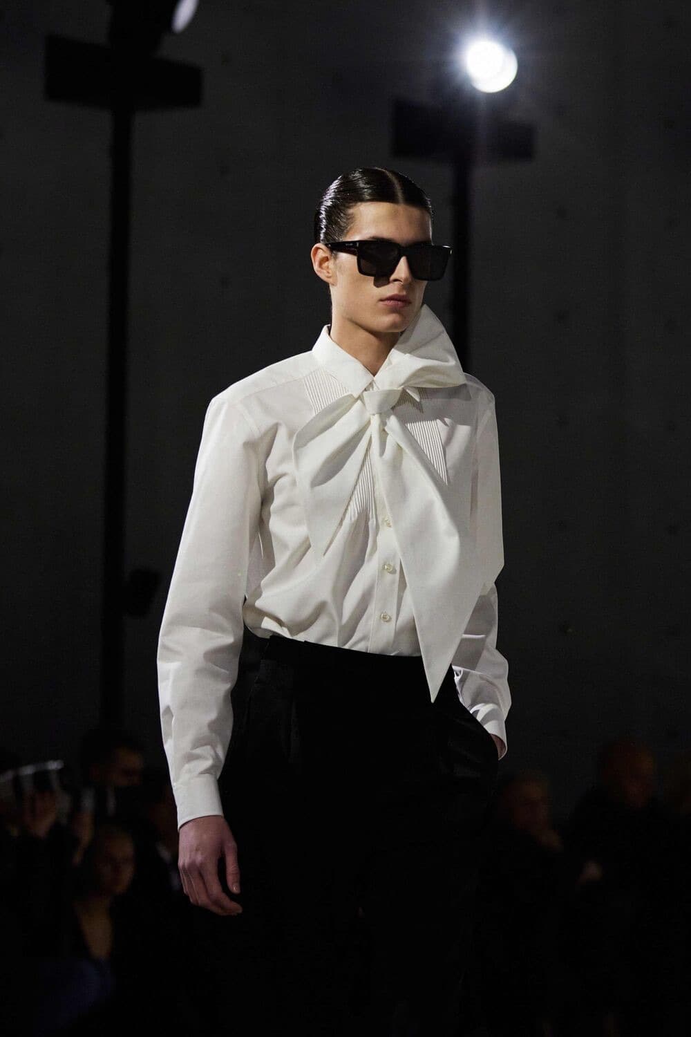 [투어스 착용] 생로랑 23AW 보우 타이 셔츠 상품이미지3