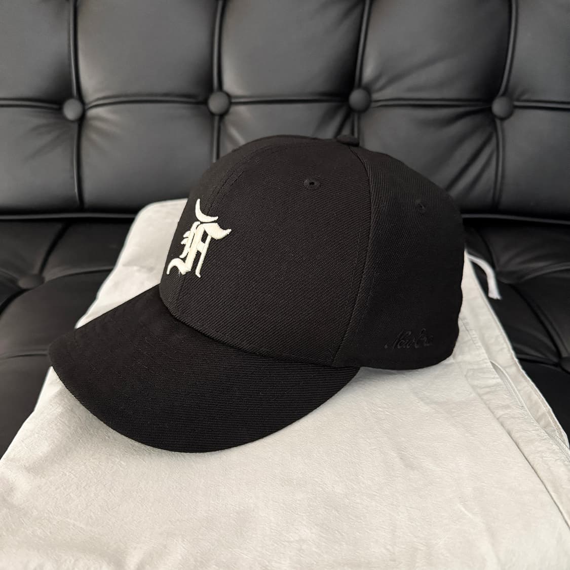 [714] 뉴에라 x 에센셜 59FIFTY 사이즈 캡 - 블랙 상품이미지3