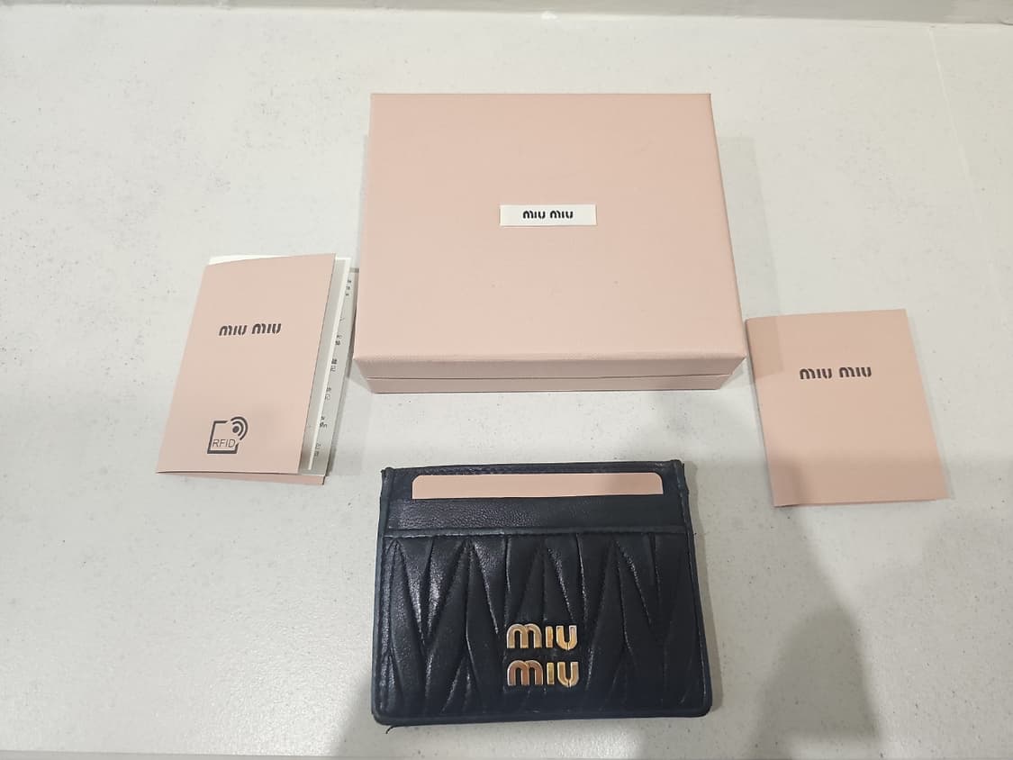 미우 미우 마테라쎄 나파 가죽 카드 홀더 블랙 카드지갑 팝니다  상품이미지1