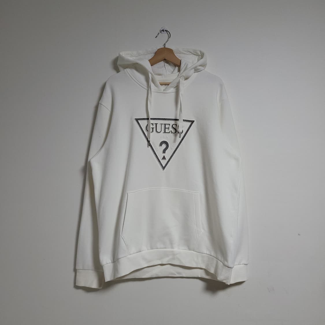 (XXL) GUESS 게스 화이트 삼각 로고 후드티 상품이미지1