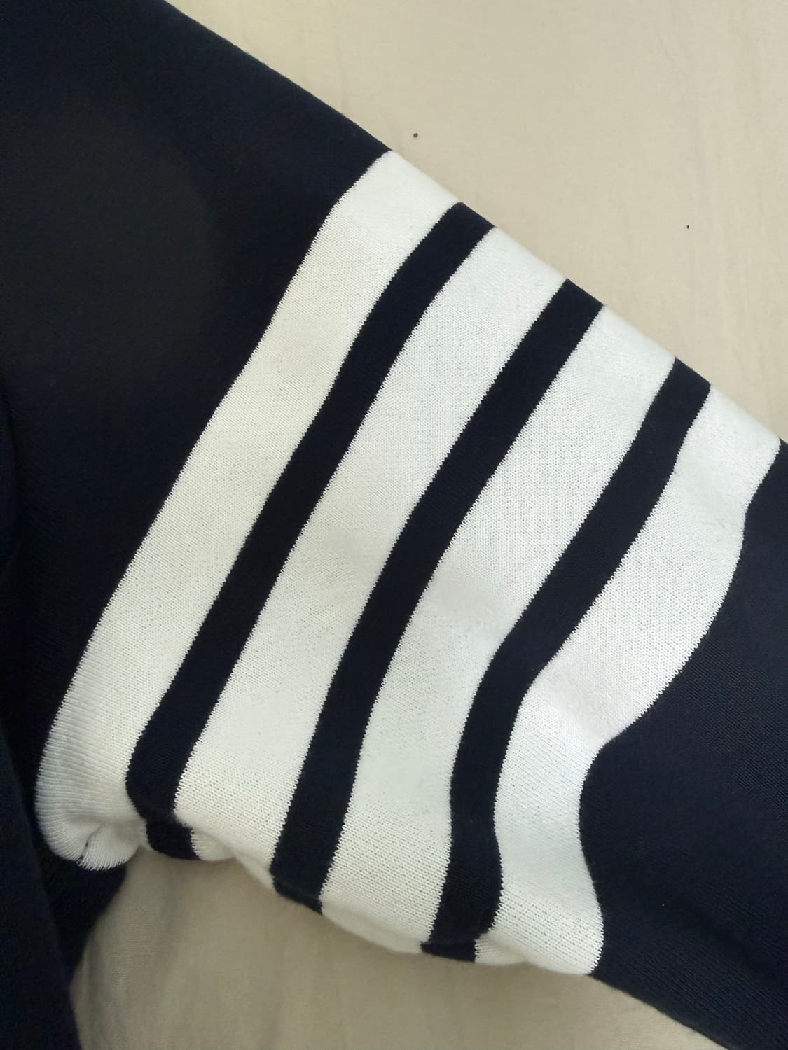 톰브라운 네이비 맨투맨 2사이즈 상품이미지4