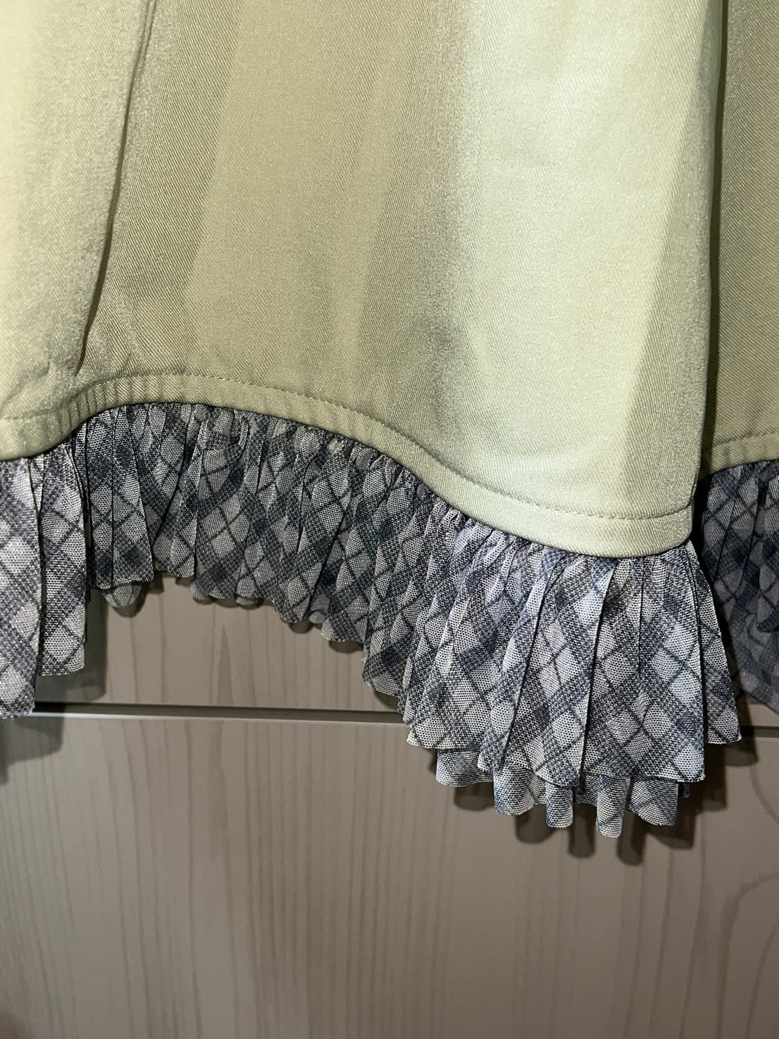 피스메이커 요크 프릴 미디 스커트 올리브 상품이미지5