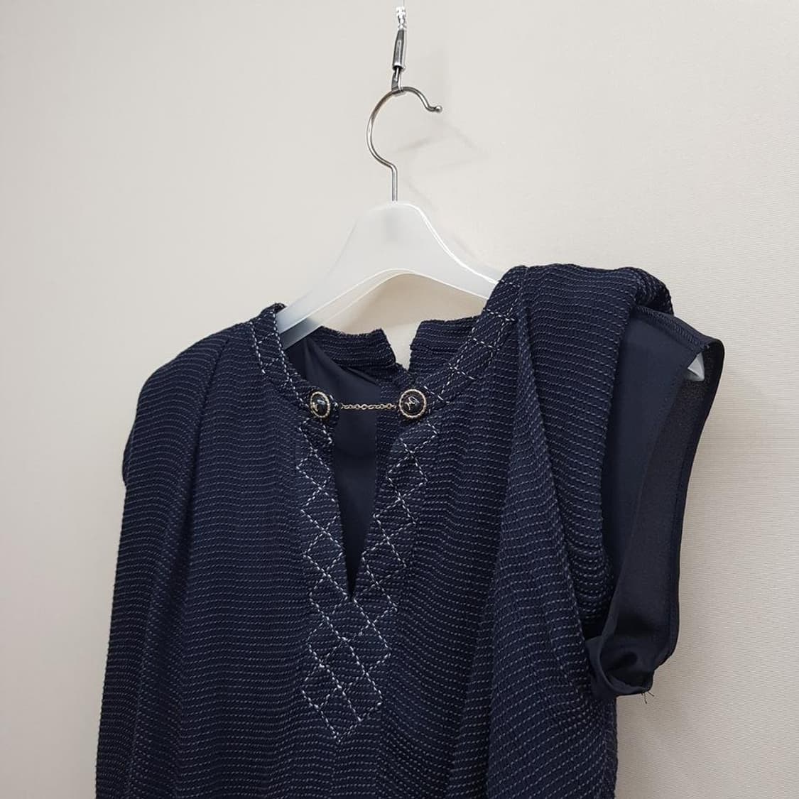 미샤  MICHAA 2022 진주 장식 민소매 블라우스 66사이즈 상품이미지4