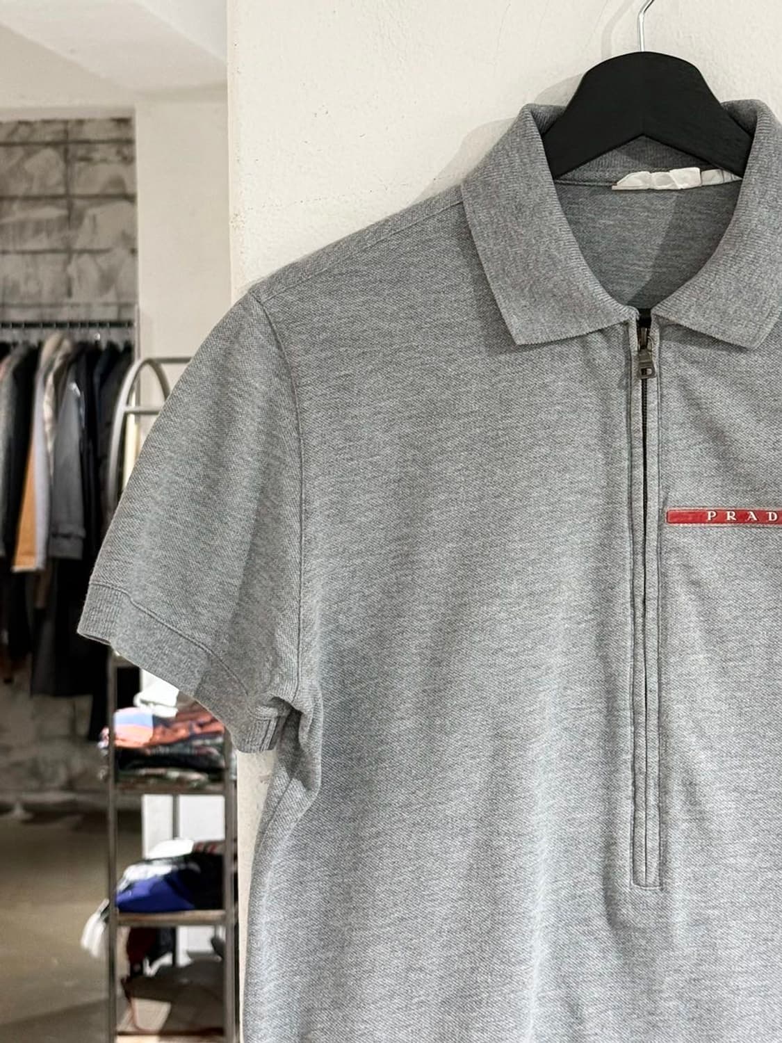 프라다 그레이 코튼 반집업 하프 pk 셔츠 상품이미지2