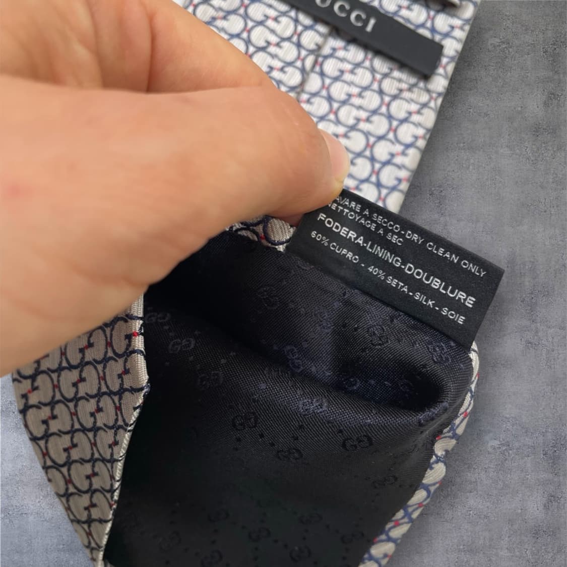 구찌 Gucci 라이트그레이 인터로킹 G 패턴 실크 넥타이 상품이미지5