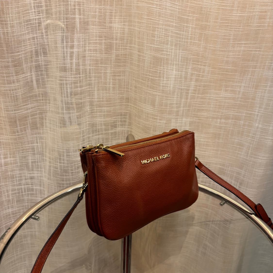 정품 마이클코어스 레더 크로스백     상품이미지4