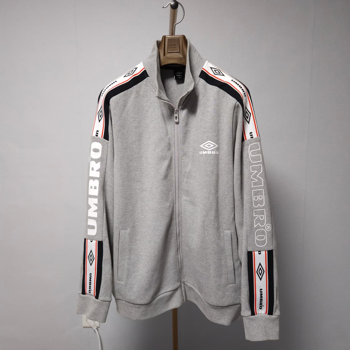 105 ) 엄브로 사이드로고 트레이닝 집업 상품이미지1