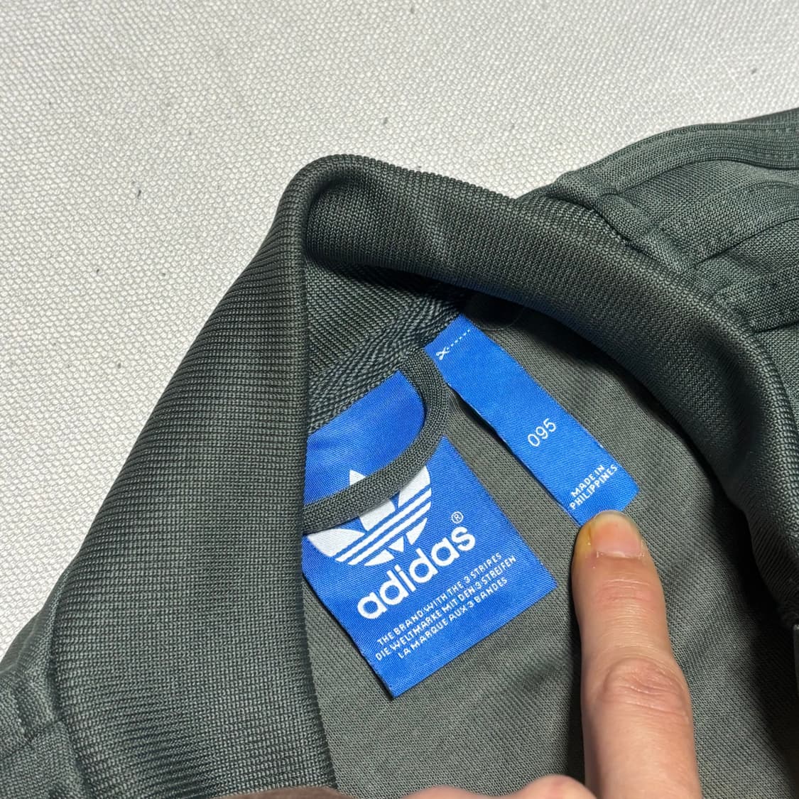 🫶🏻 아디다스 퍼렐 윌리엄스 카키 트랙탑 🫶🏻 상품이미지4