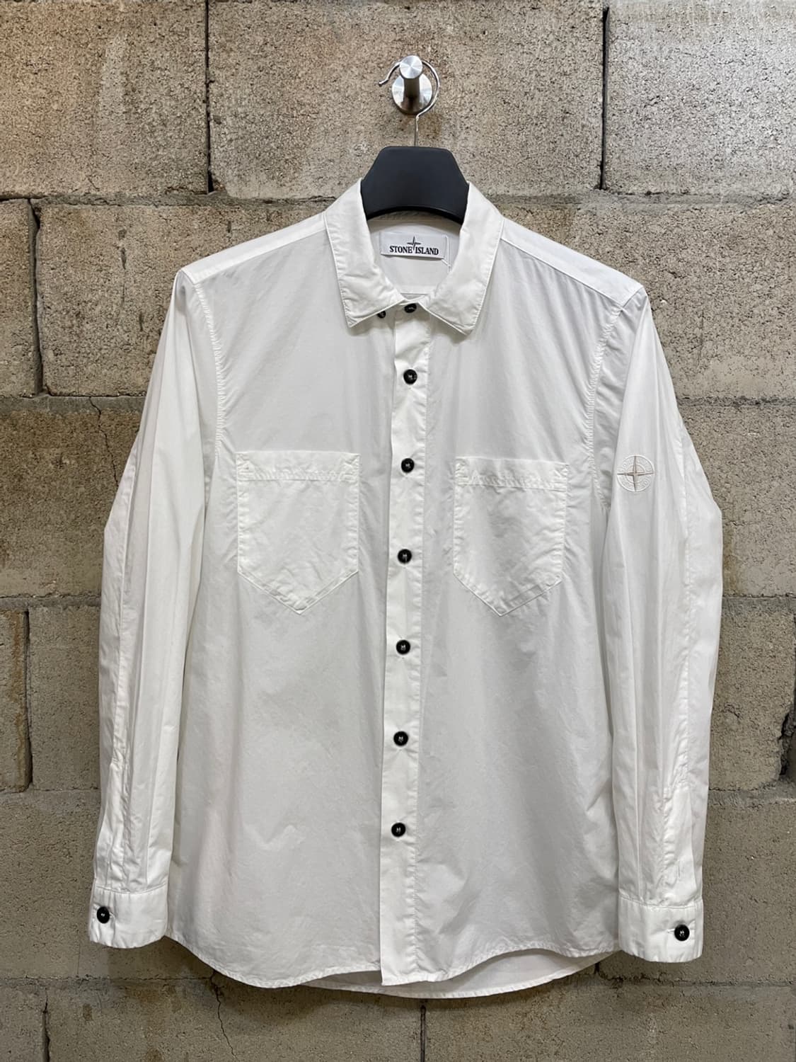스톤 아일랜드 자수 로고 화이트 셔츠 상품이미지1