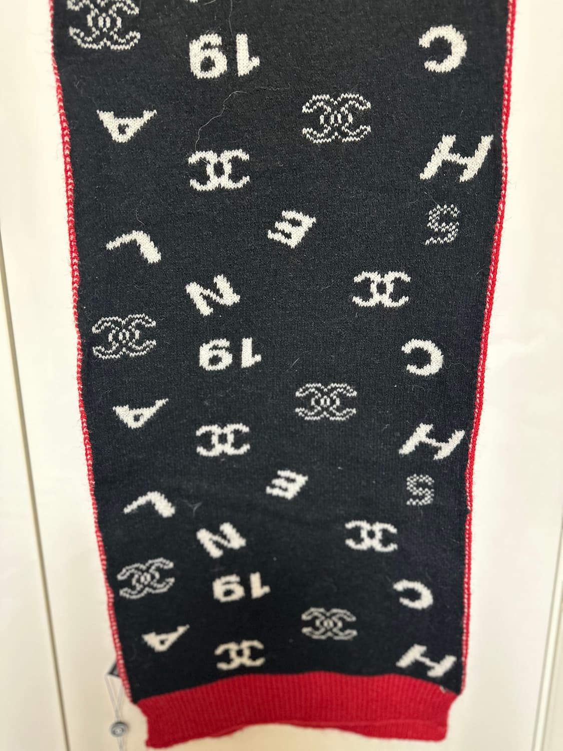 샤넬 블랙 로고 패턴 캐시미어제니머플러 상품이미지6