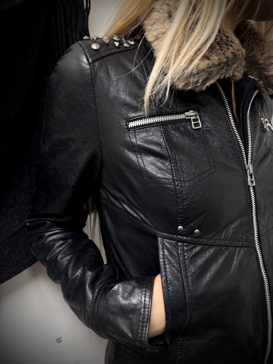 “Vintage” Fur Detail Black Slim Fit Knit 상품이미지5