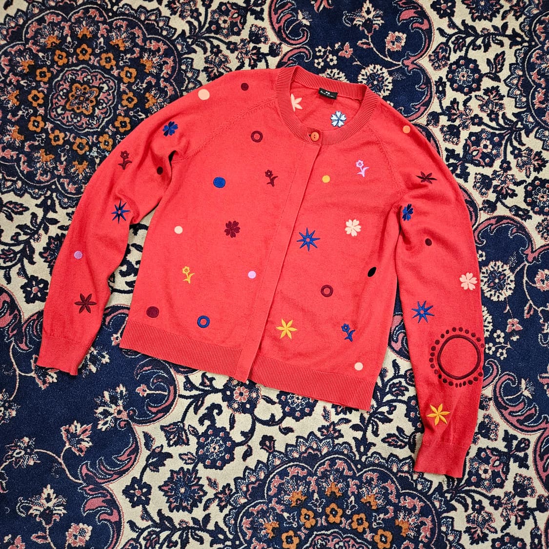 (국내매장) 폴스미스(P.S) 플라워 자수 디테일 다홍 가디건  상품이미지1