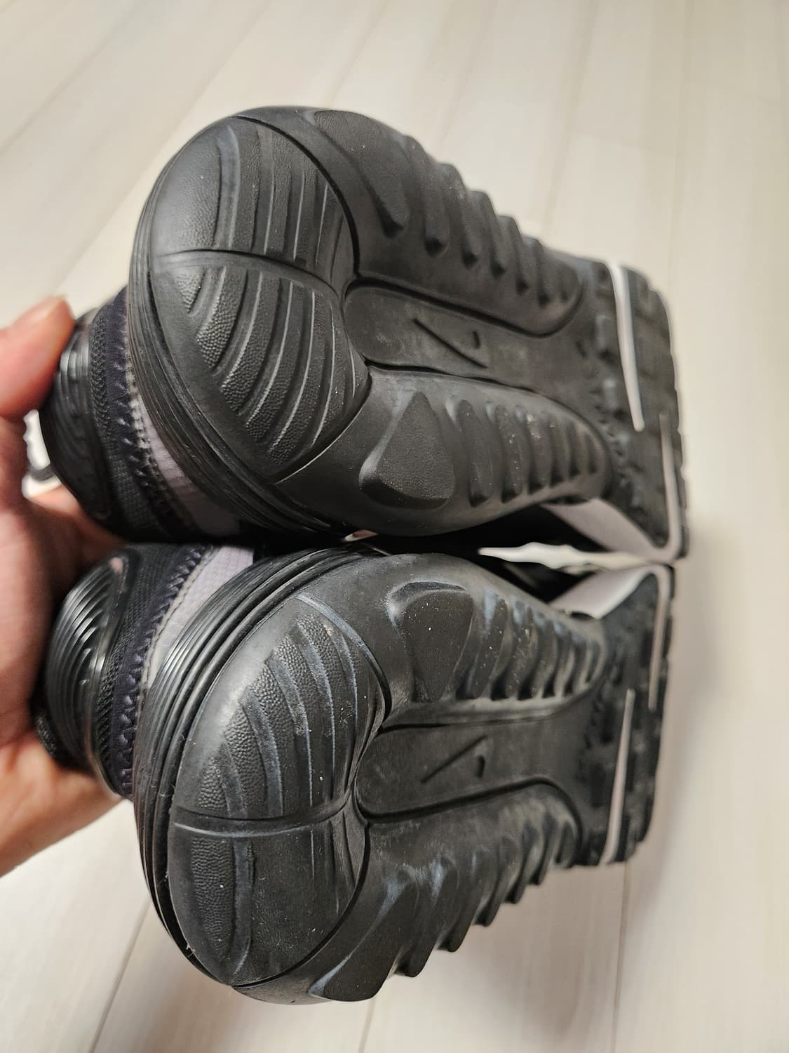 나이키 운동화 에어맥스 2090_C CW7306-001 사이즈260

사 상품이미지9