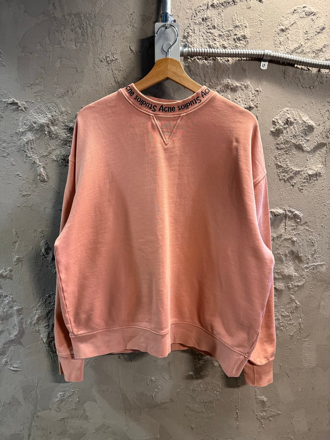 아크네스튜디오 Acne Studios 넥로고 크루넥 스웻셔츠 핑크 상품이미지1