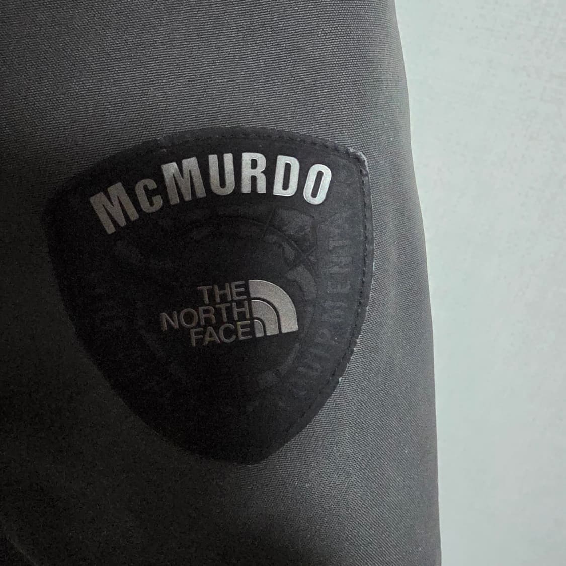 노스페이스 맥머도 시리즈 중기장 다운 파카 (90사이즈/차콜) 상품이미지3