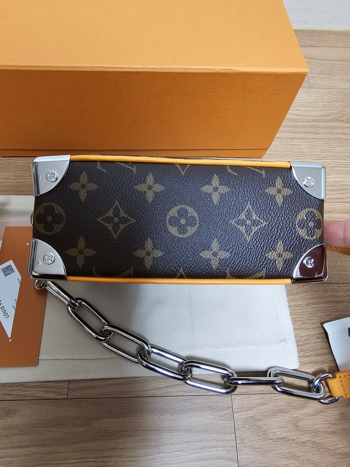 루이비통 퍼렐 컬러매니아 미니소프트 트렁크 크로스백 샤프란 상품이미지6