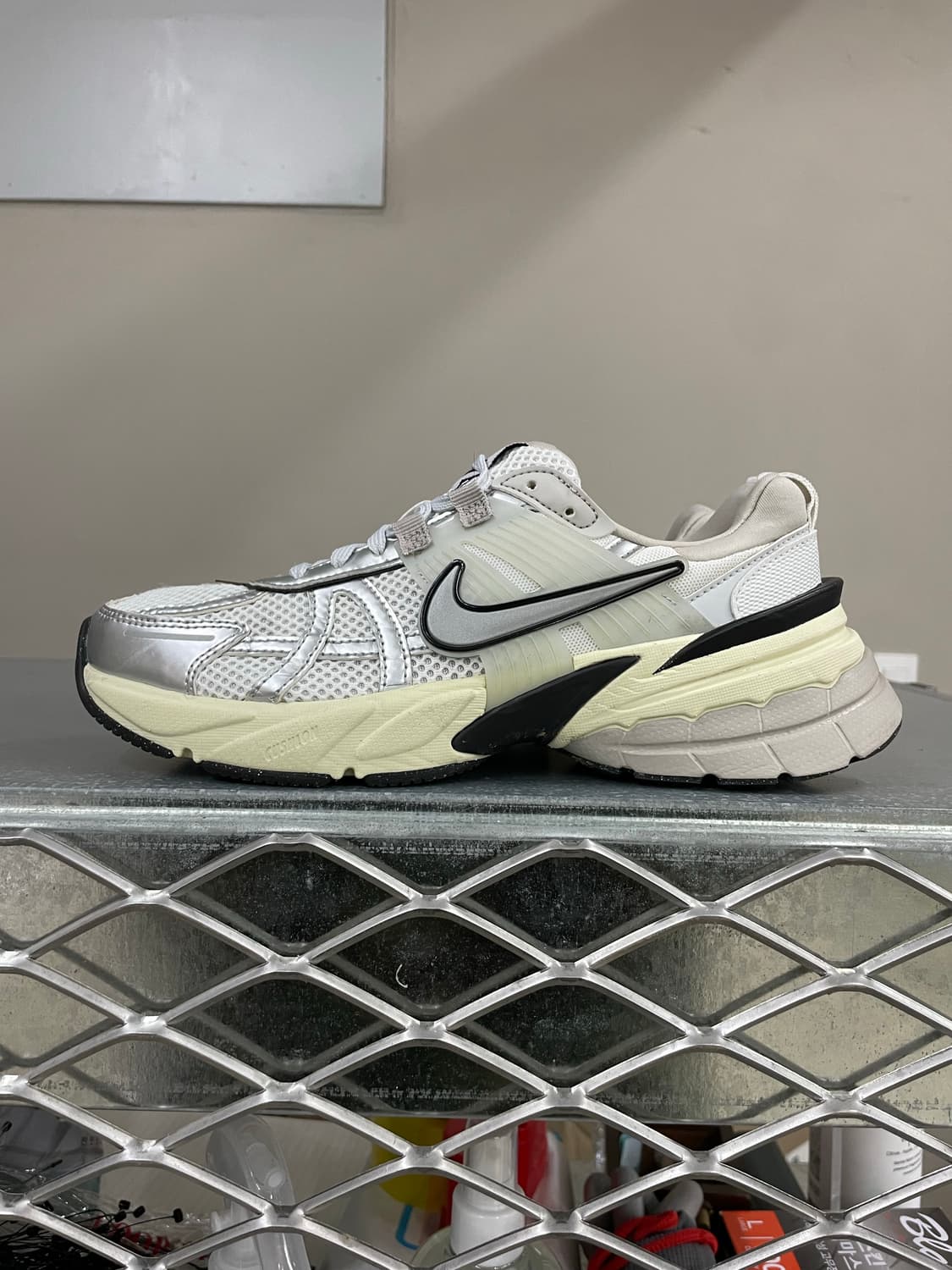 나이키 V2K 런 서밋 화이트 메탈릭 실버 240 상품이미지1