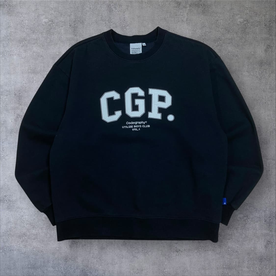 코드그라피 스펠아웃 빅로고 네이비 맨투맨 상품이미지1