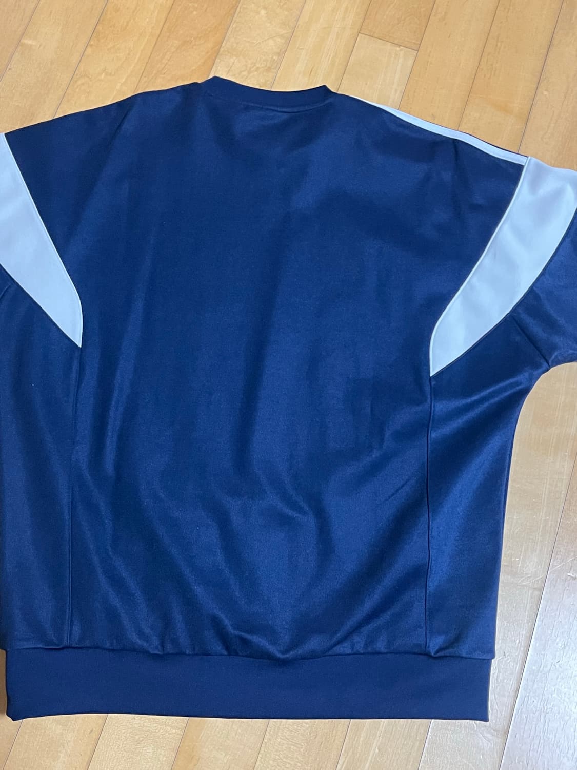 아디다스클래식 커트라인 트루 스웨트 셔츠 상품이미지3