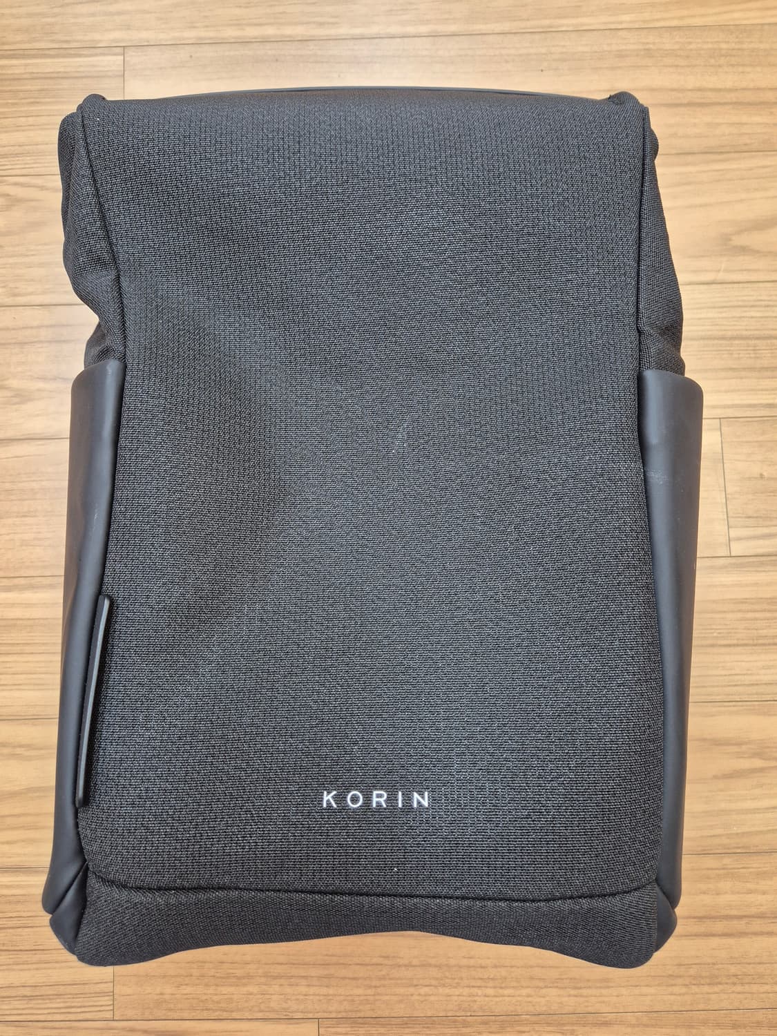 코린 블랙 백팩입니다. 무난한 디자인이라 어느 옷에나 잘 어울립니다. 가 상품이미지1