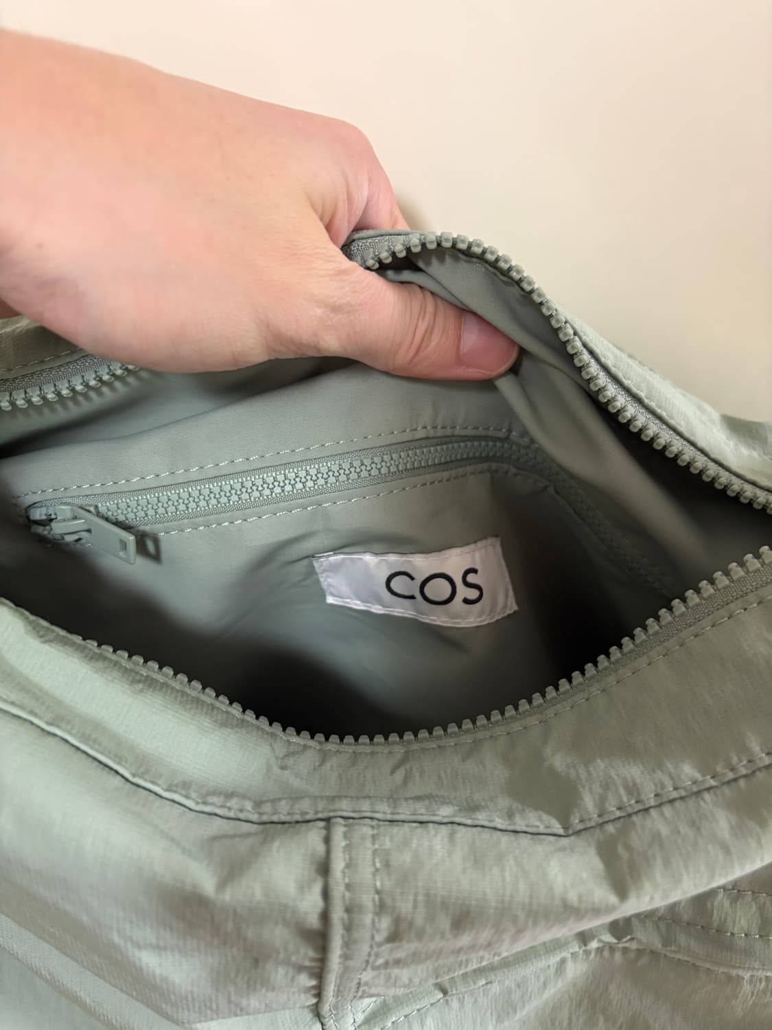 COS 세이지 그린 가방 상품이미지2