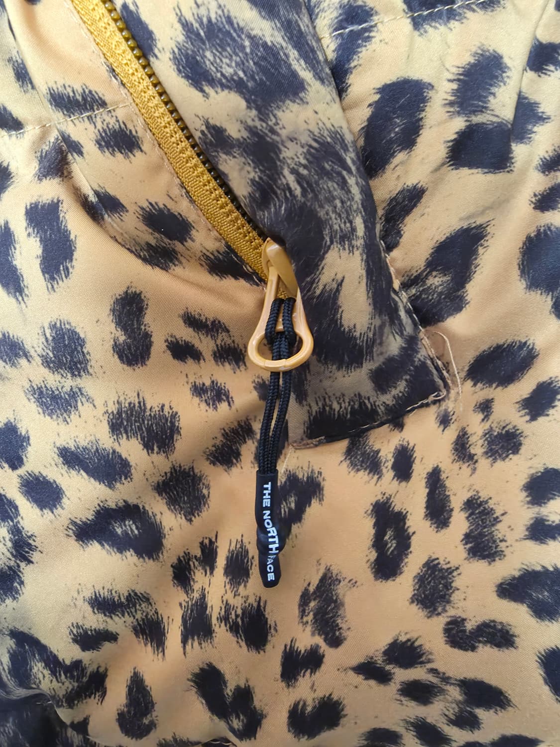 노스페이스 X 케이스스터디  치토스 레오파드 패딩 s(90) 사이즈 판매 상품이미지2