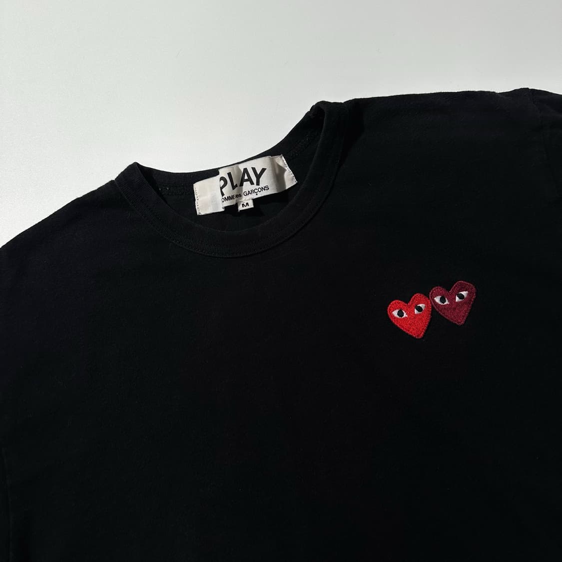 꼼데가르송 플레이 더블 하트 와펜 반팔 티셔츠 블랙 상품이미지3