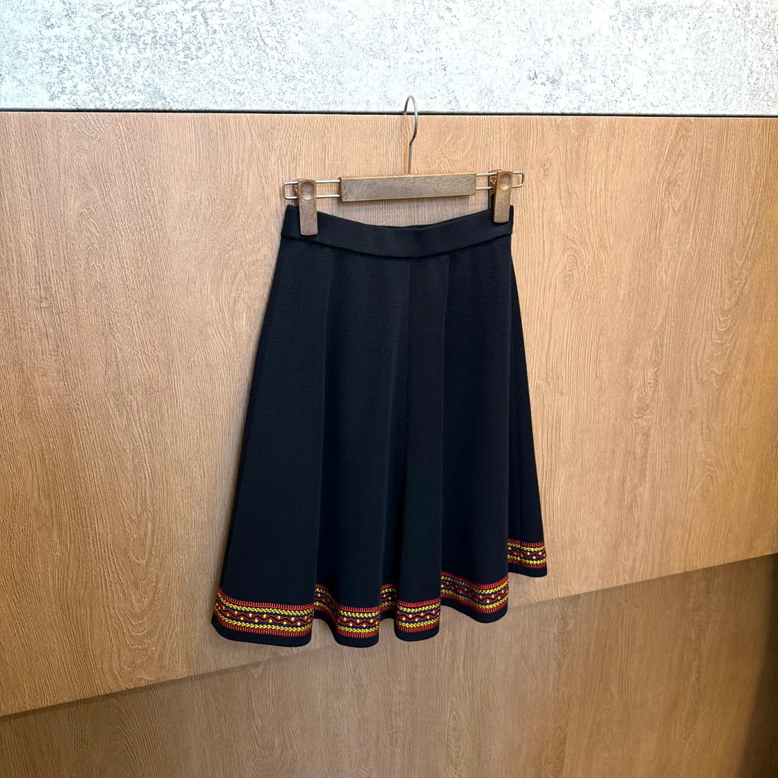 입생로랑 니트 밴딩 미디 스커트 자카드 패턴 라인 배색 디테일 블랙 상품이미지3