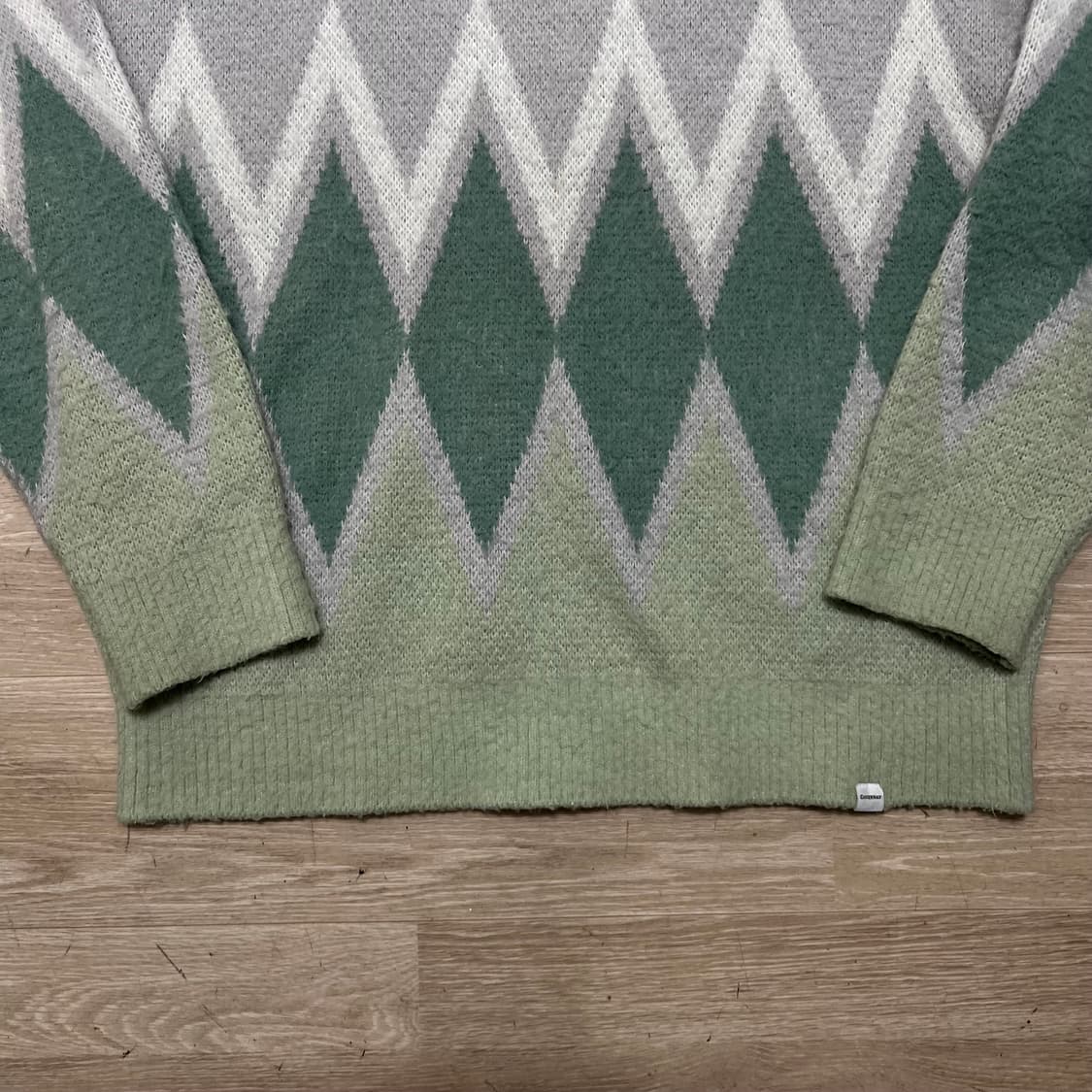 포근한 모헤어와 모직 소재가 혼용되어 보온성이 뛰어나며, 전면의 큼지막한 상품이미지3