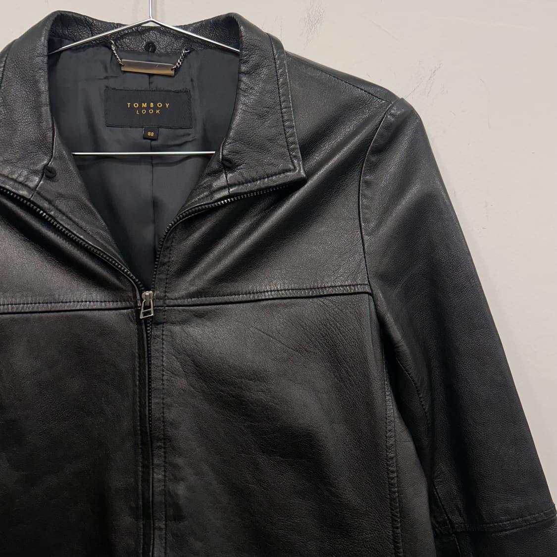 톰보이 램스킨 절개 하이넥 바이커 자켓 상품이미지1