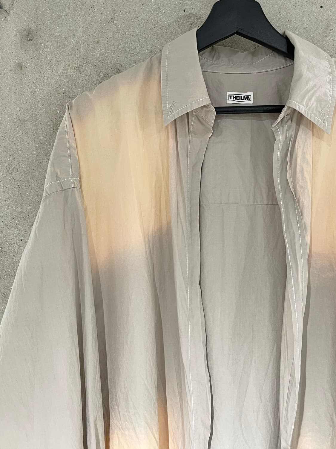 더 일마 라이트 카키 그라디언트 워싱 논 버튼 오버 셔츠 상품이미지2