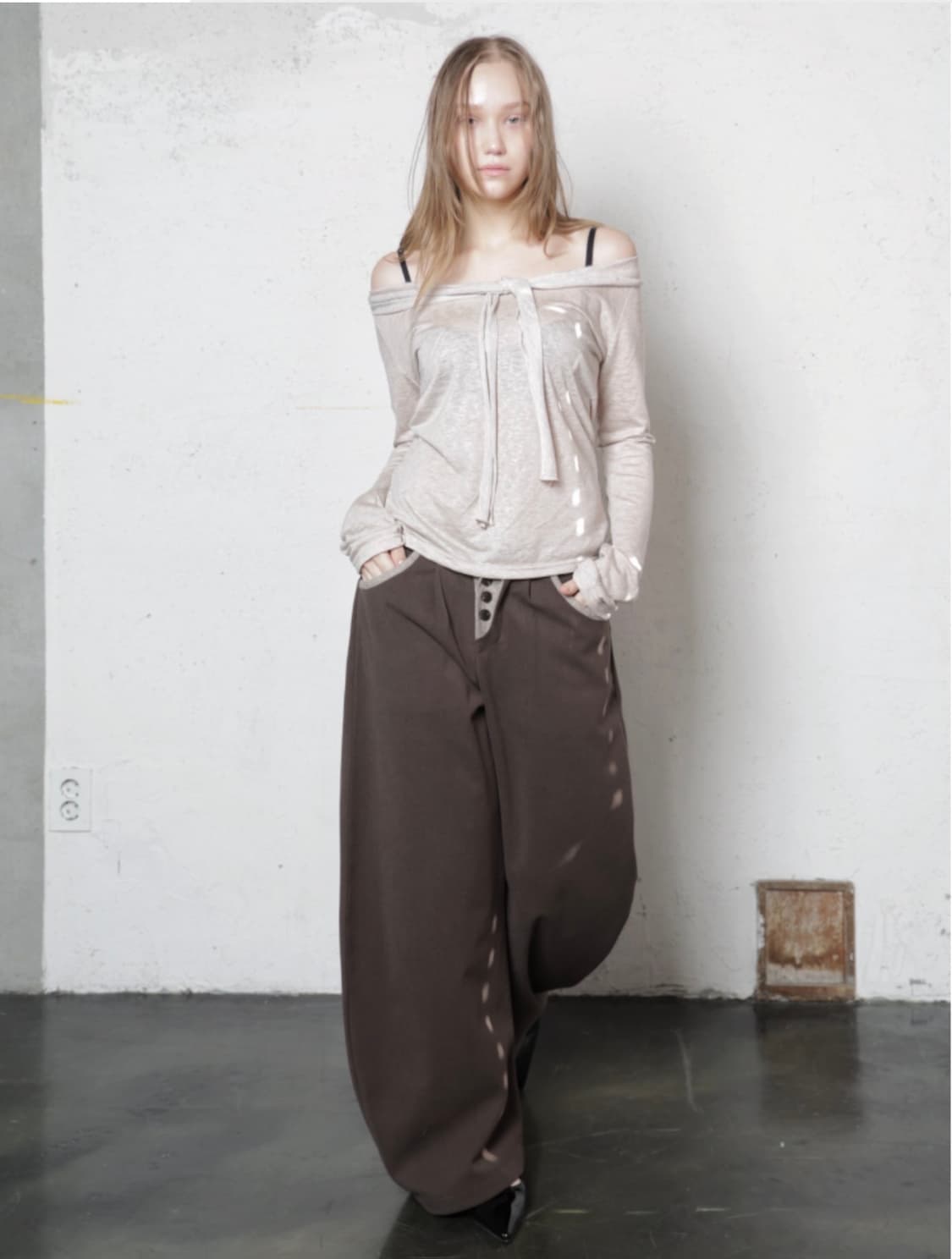 오운서 마리나무드 소프트 오프숄더 티셔츠 베이지 리본스트랩투웨이매듭브이넥 상품이미지6