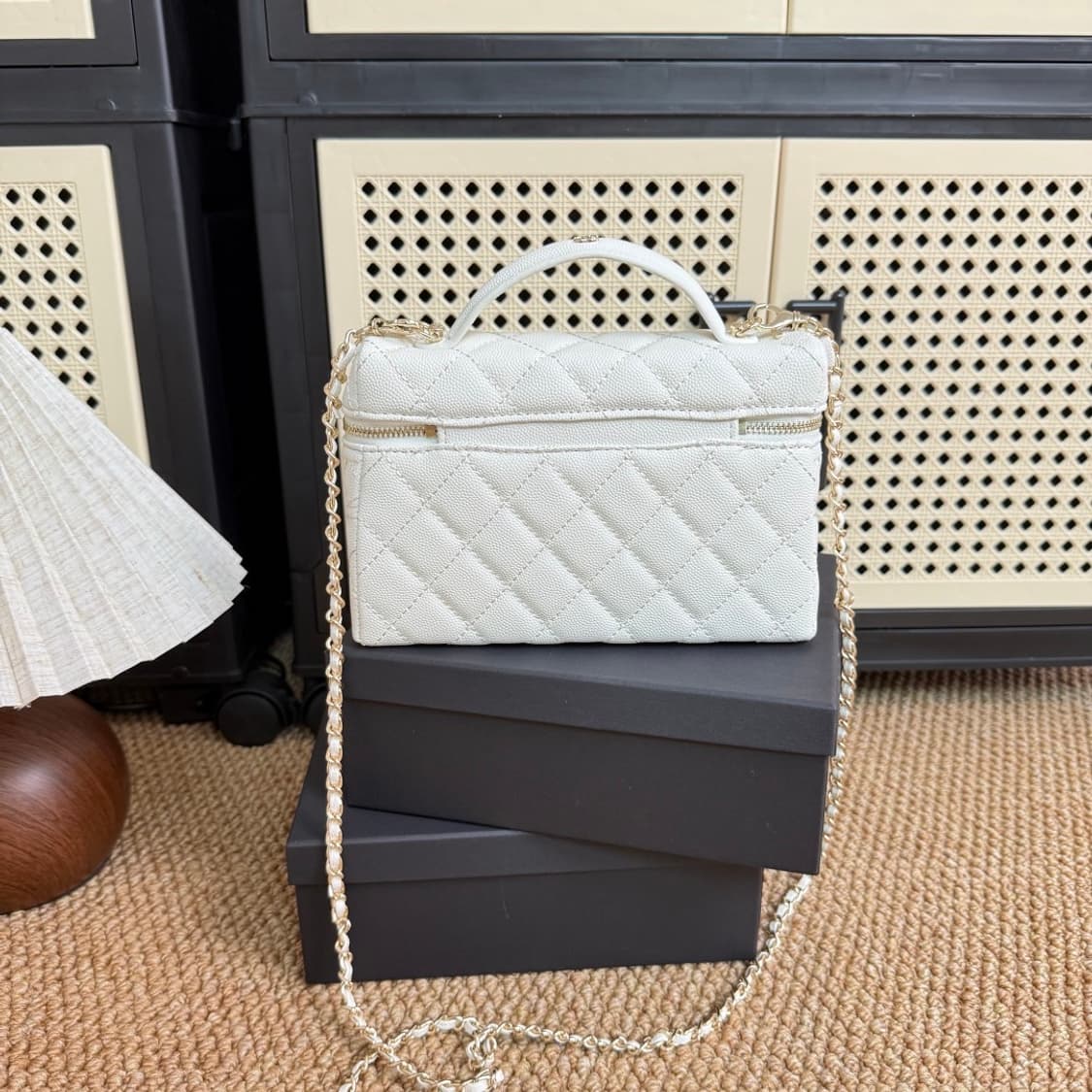 26신상 샤넬VIP 화이트 캐비어 롱 베니티 토드 체인숄더백 상품이미지9