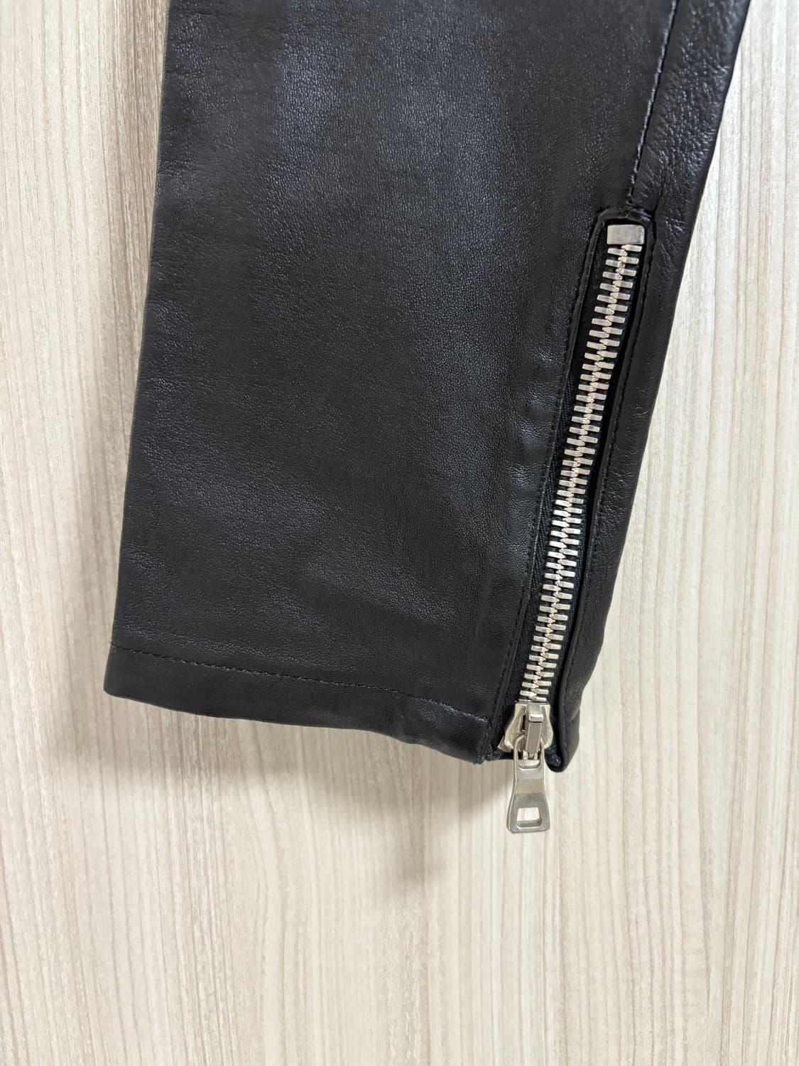 발망 14FW 블랙 가죽바지 상품이미지4