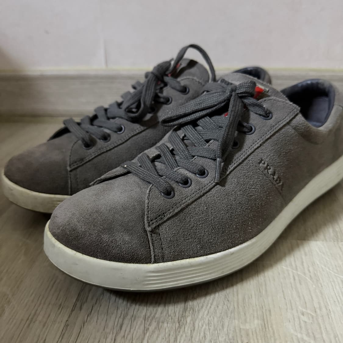 프라다 남성 스웨이드 로고 스니커즈 그레이 7.5 (270) 상품이미지4