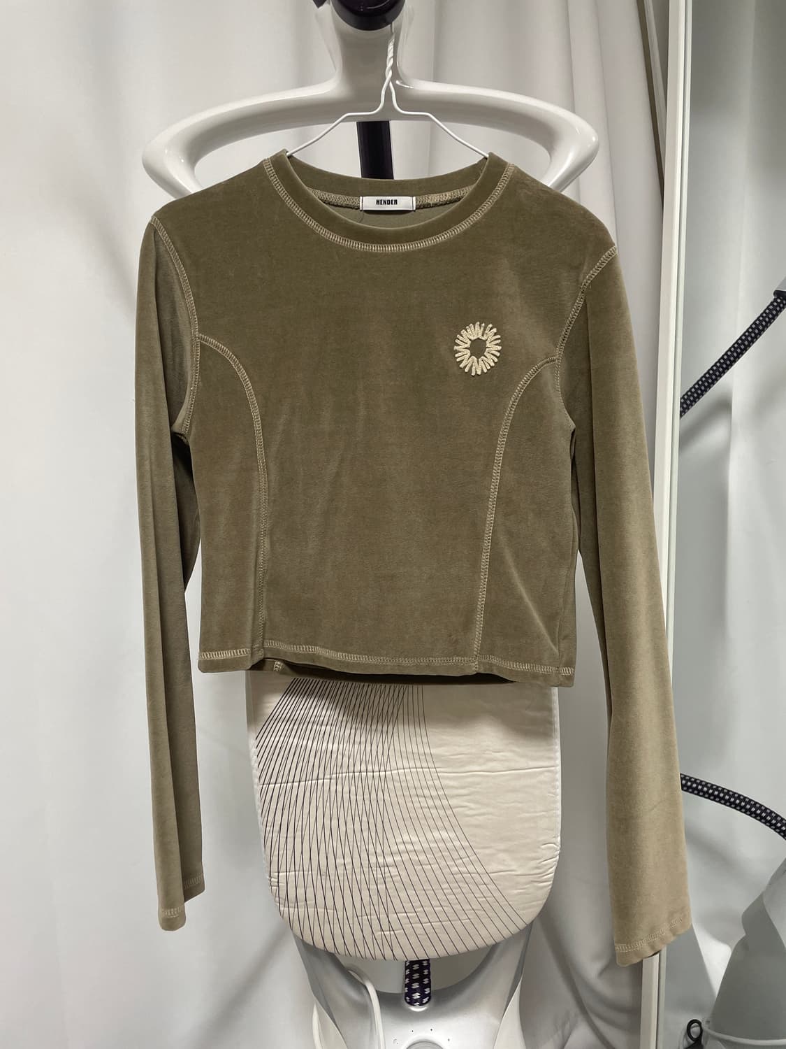 카키 벨벳 크롭 긴팔 티셔츠 상품이미지1