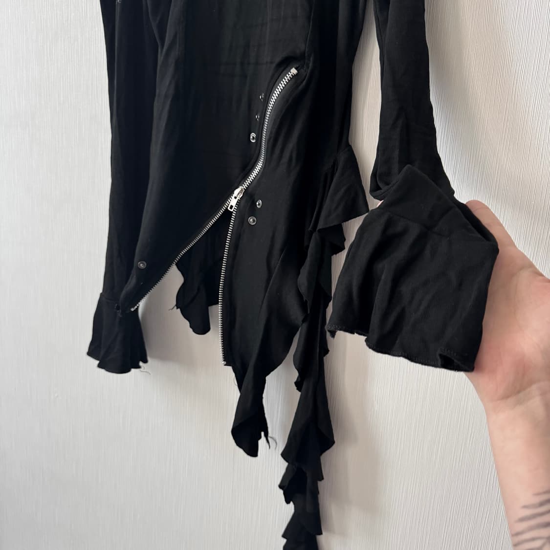 절개포인트 셔링 언발 아카이브 레이어드 스냅버튼 오프숄더 슬리브 상품이미지3