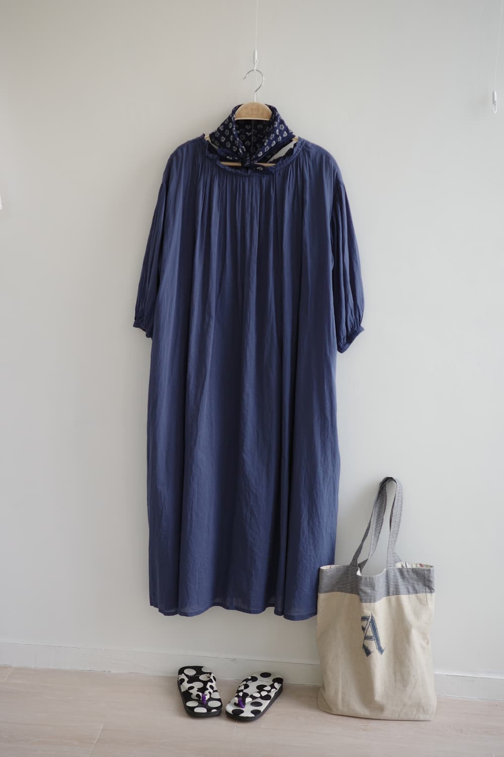 wordtrobe
• 딥블루 아사면 샤링 롱 원피스 상품이미지1