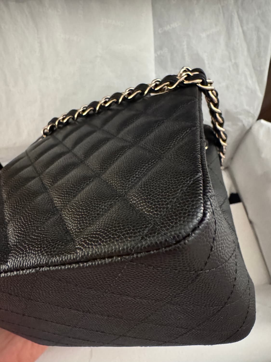 CHANEL 샤넬 클래식 캐비어 미니 버킷백 블랙 금장 상품이미지9