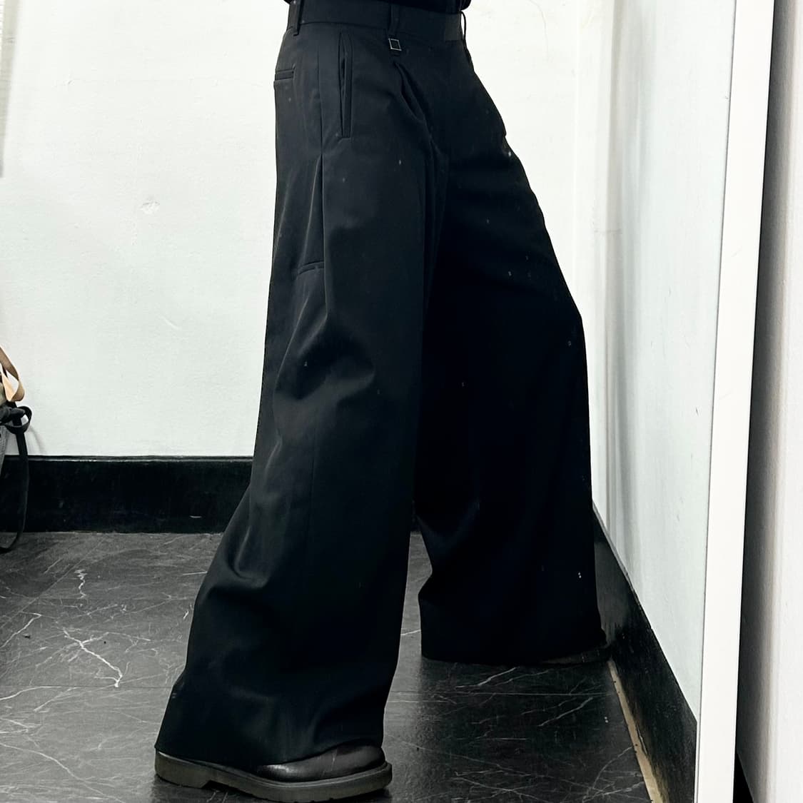 우영미 25SS 블랙 투턱 와이드 팬츠 상품이미지3