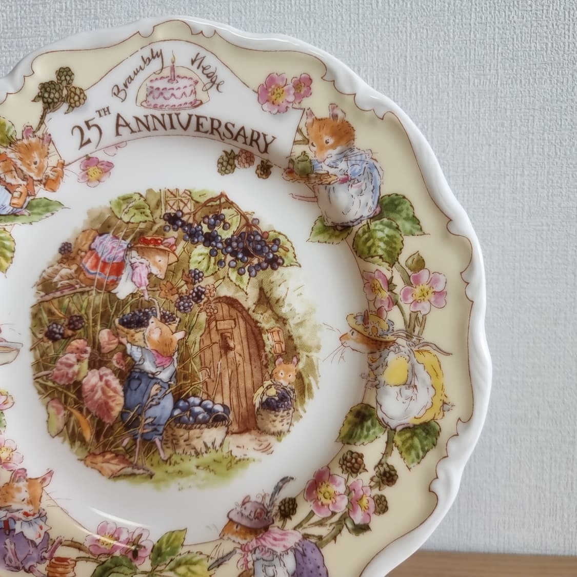 로얄덜튼 브램블리헷지 25주년 기념접시 레이디우드마우스 (초레어/초희귀) 상품이미지3